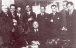 V. Jakubėnas (ketvirtas iš kairės) su Kauno inteligentais - J. Keliuočiu, I. Kaplanu, A. Braziuliu, L. Briedžiu, A. Gricium ir kt. Sėdi F. Šaliapinas. 1934 m.